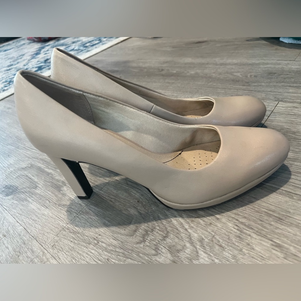 Life stride, comfy padding size 9 1/2 beige heels almost new